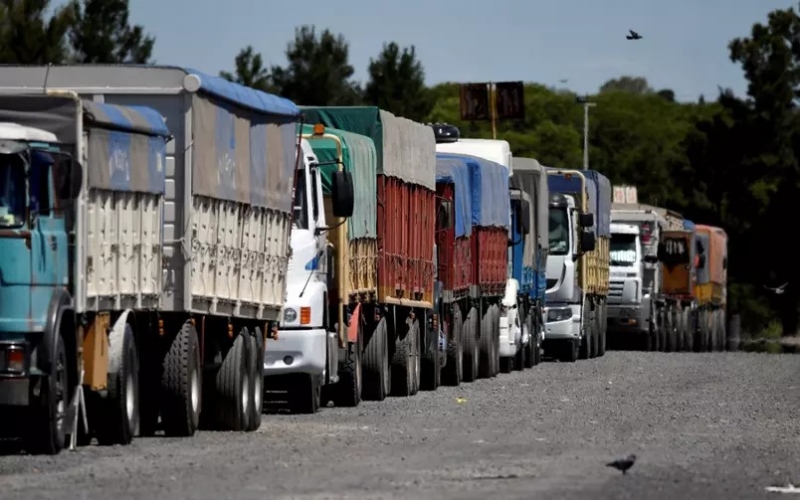 Chamado de greve dos caminhoneiros ganha apoio de confederação CNTTL